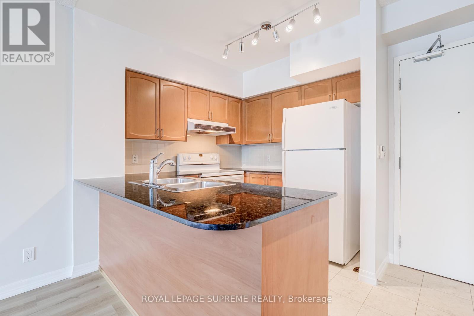 208 - 38 Fontenay Court, Toronto, Ontario  M9A 5H5 - Photo 6 - W12762940