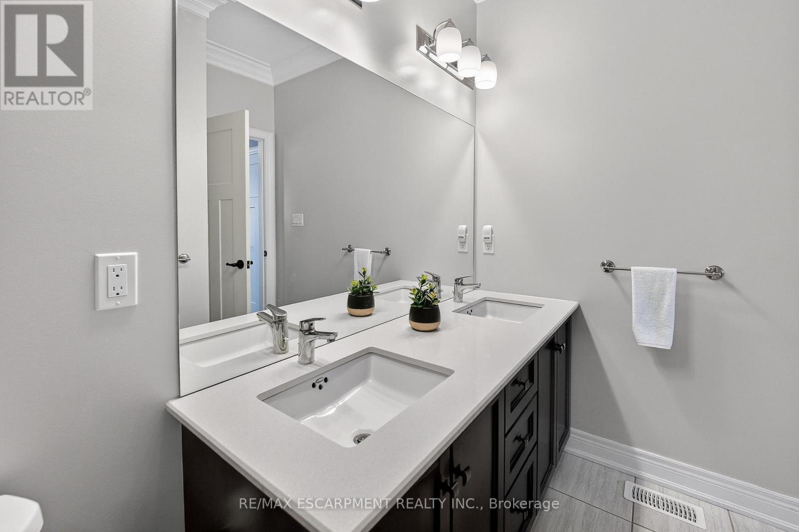 13 Dandurand Court, Grimsby, Ontario  L3M 0H7 - Photo 11 - X12762772