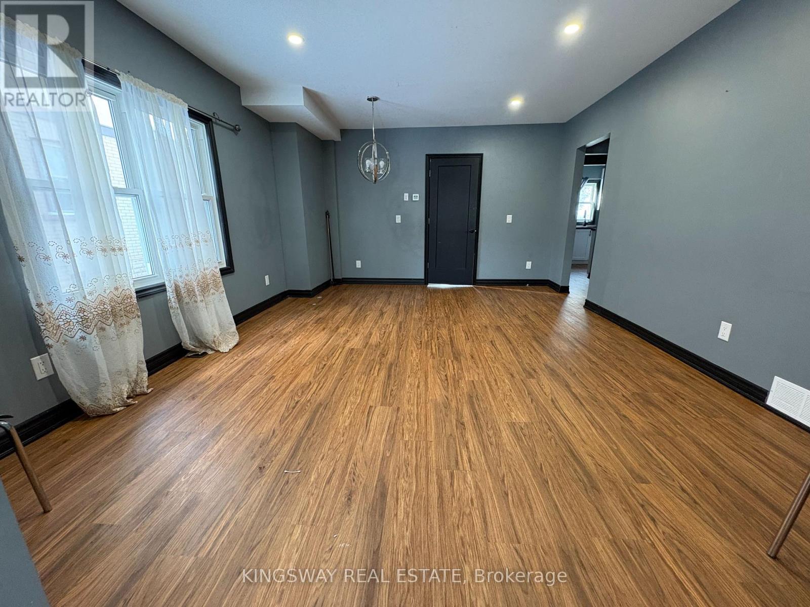 5815 Dorchester Road, Niagara Falls, Ontario  L2G 5S6 - Photo 2 - X12762908