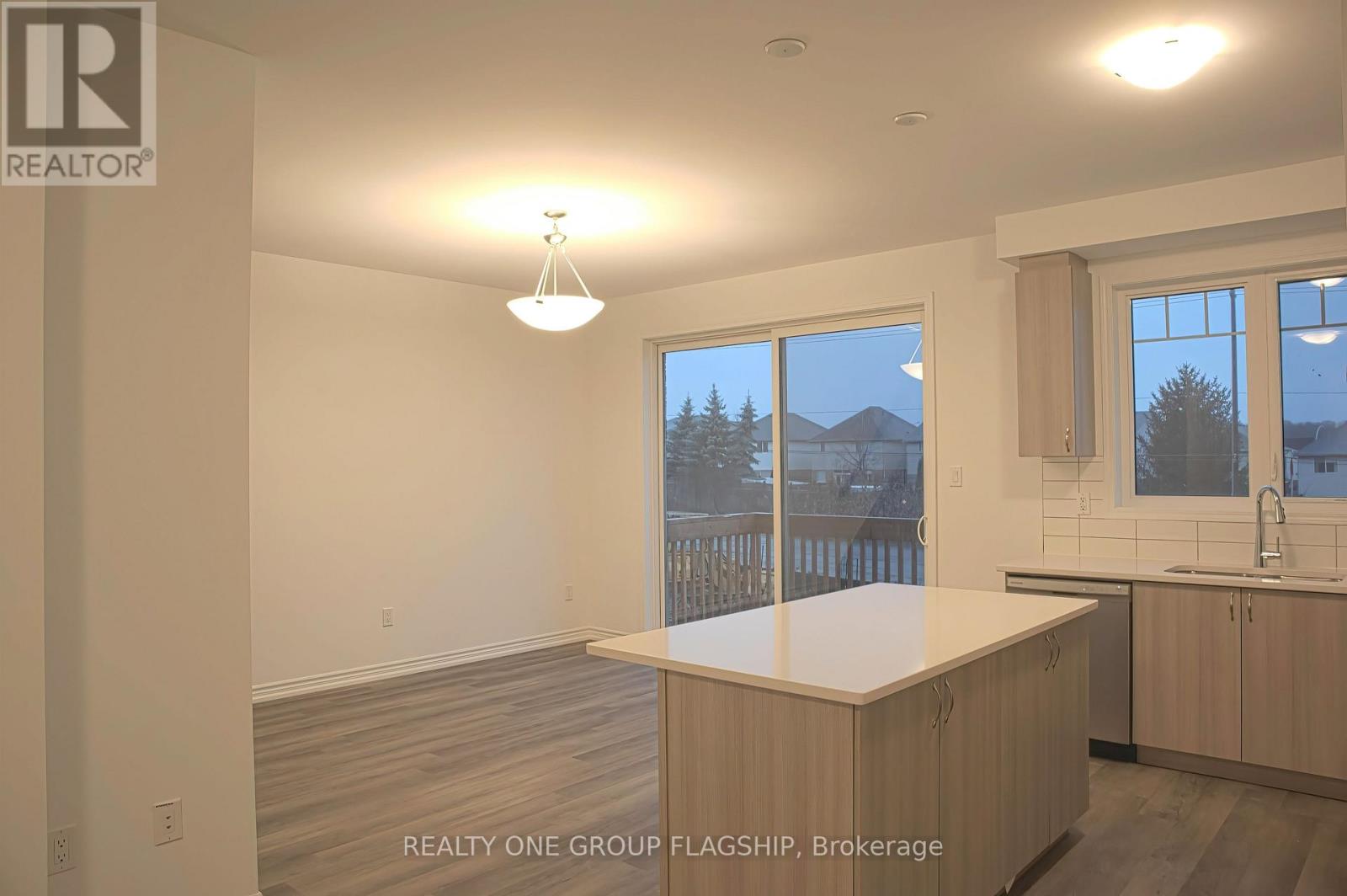 19 Histand Trail, Kitchener, Ontario  N2R 0S2 - Photo 4 - X12762910