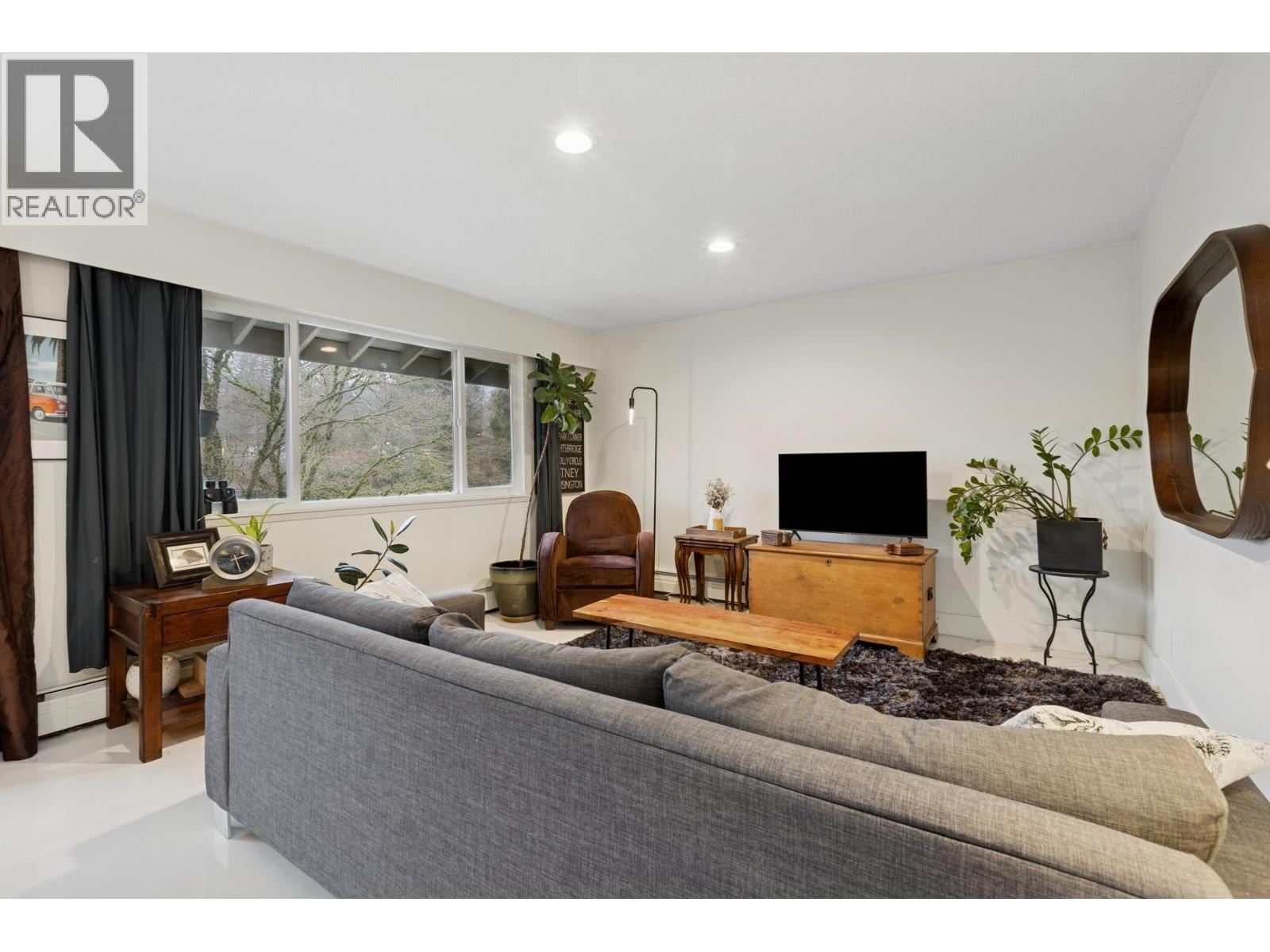 402 555 W 28th Street, North Vancouver, British Columbia  V7N 2J7 - Photo 2 - R3087042