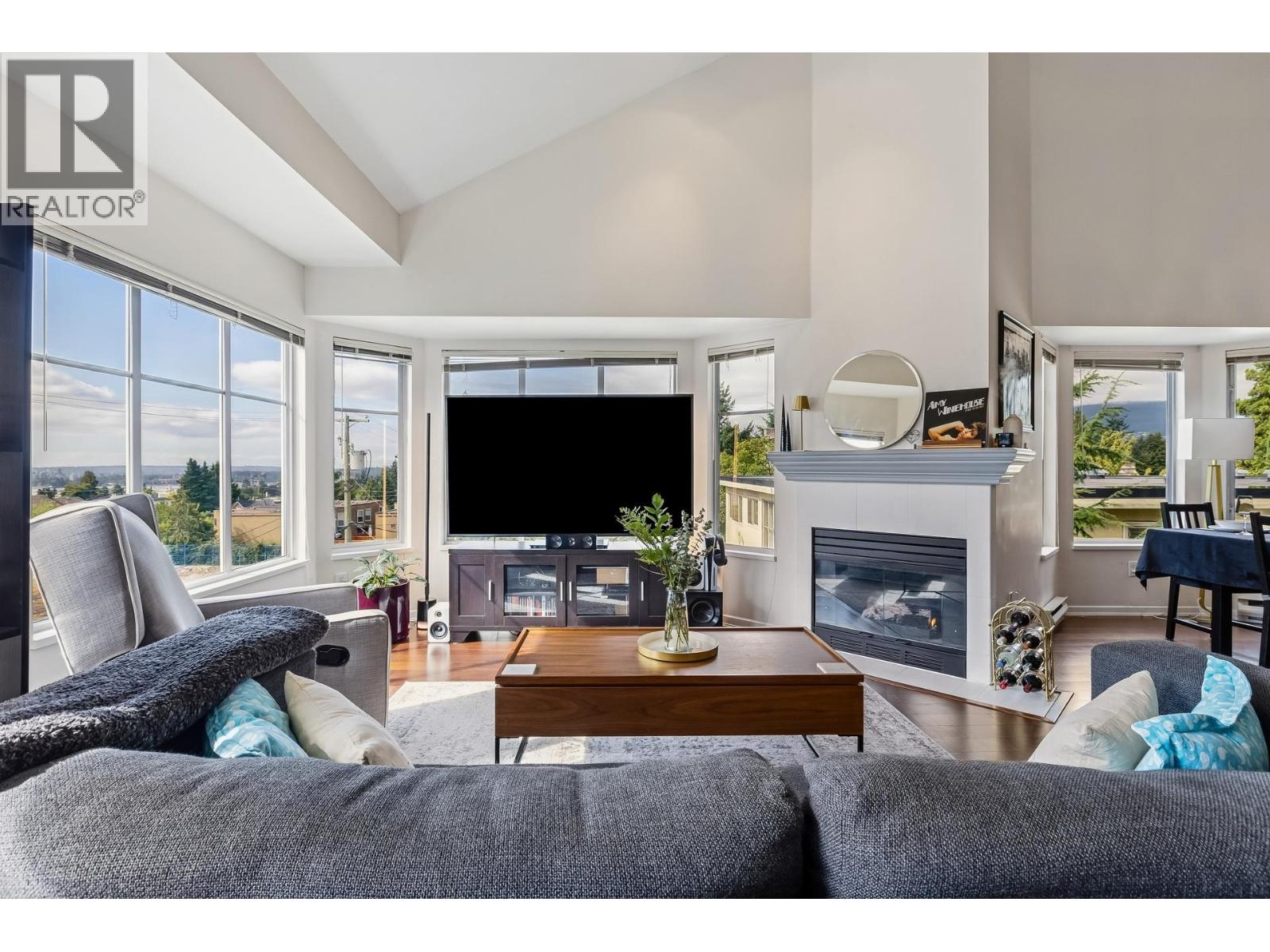 303 131 W 20th Street, North Vancouver, British Columbia  V7M 1Y2 - Photo 2 - R3087055