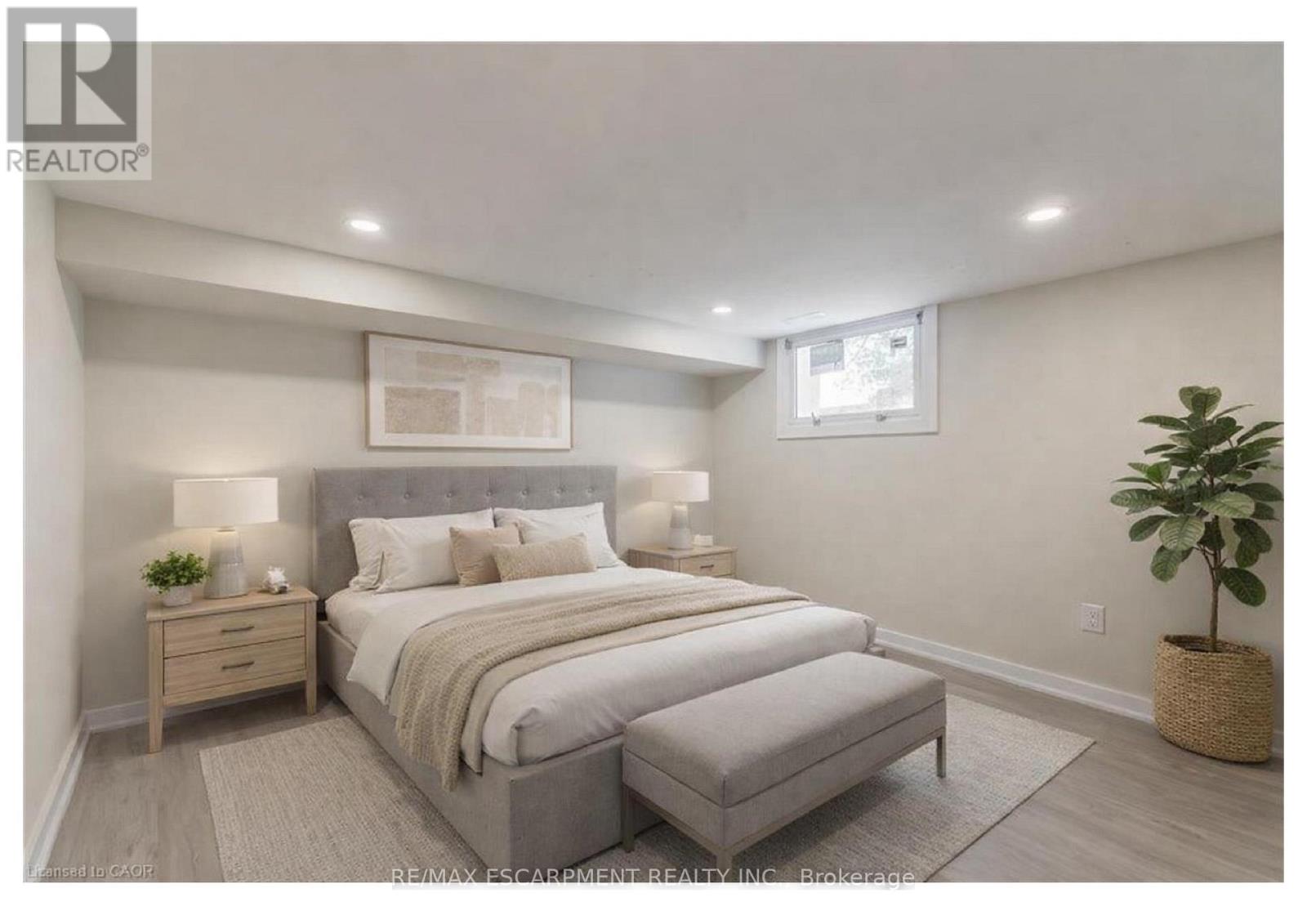 2 - 129 East 22nd Street, Hamilton, Ontario  L8V 2V5 - Photo 4 - X12610154