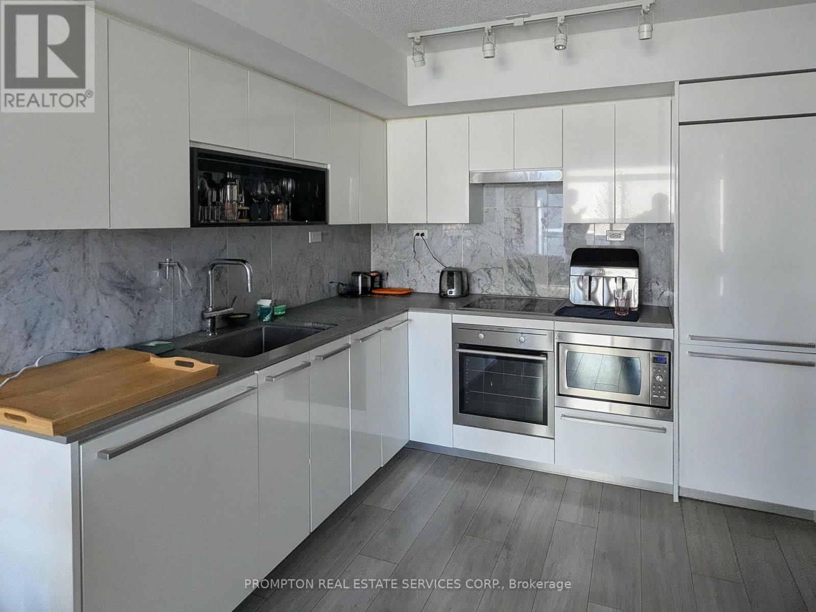 1107 - 70 Queens Wharf Road, Toronto, Ontario  M5V 0J2 - Photo 2 - C12762988