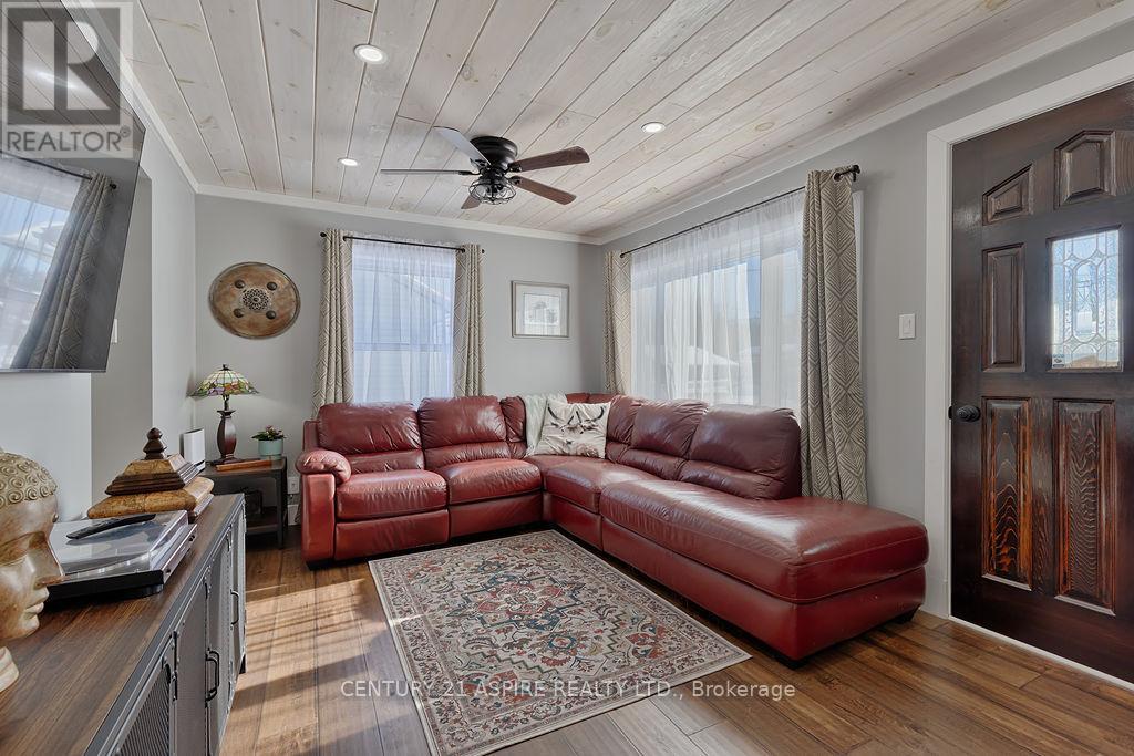 42 Mohns Avenue, Petawawa, Ontario  K8H 2G8 - Photo 14 - X12763006