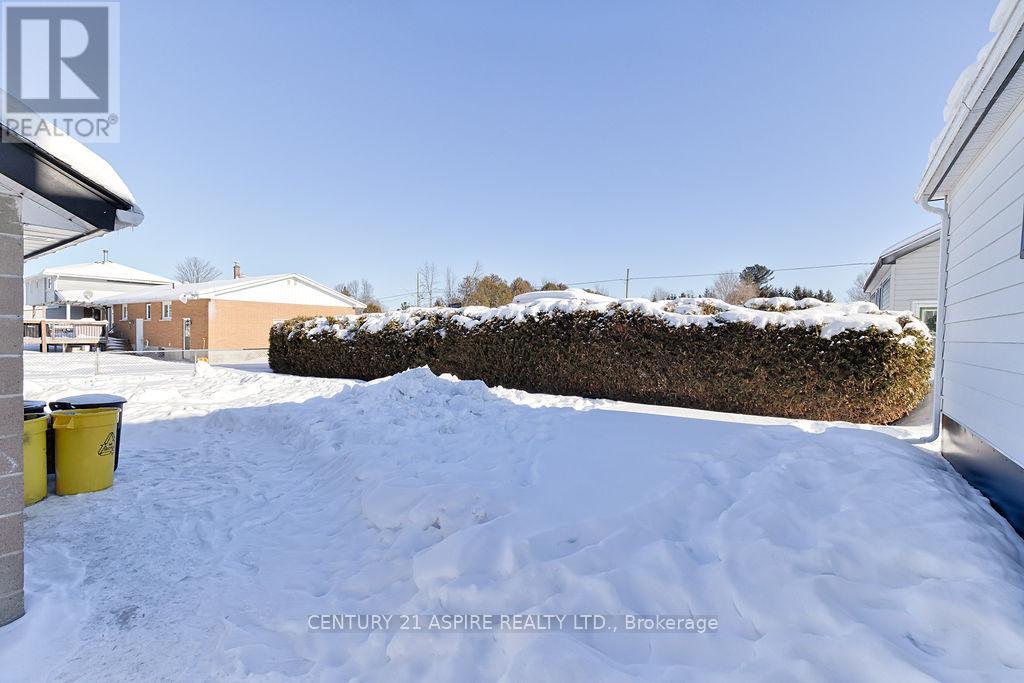 42 Mohns Avenue, Petawawa, Ontario  K8H 2G8 - Photo 5 - X12763006