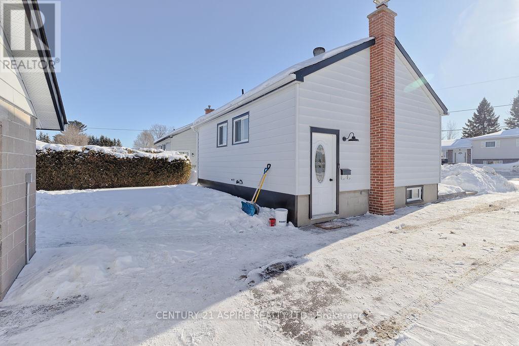 42 Mohns Avenue, Petawawa, Ontario  K8H 2G8 - Photo 6 - X12763006
