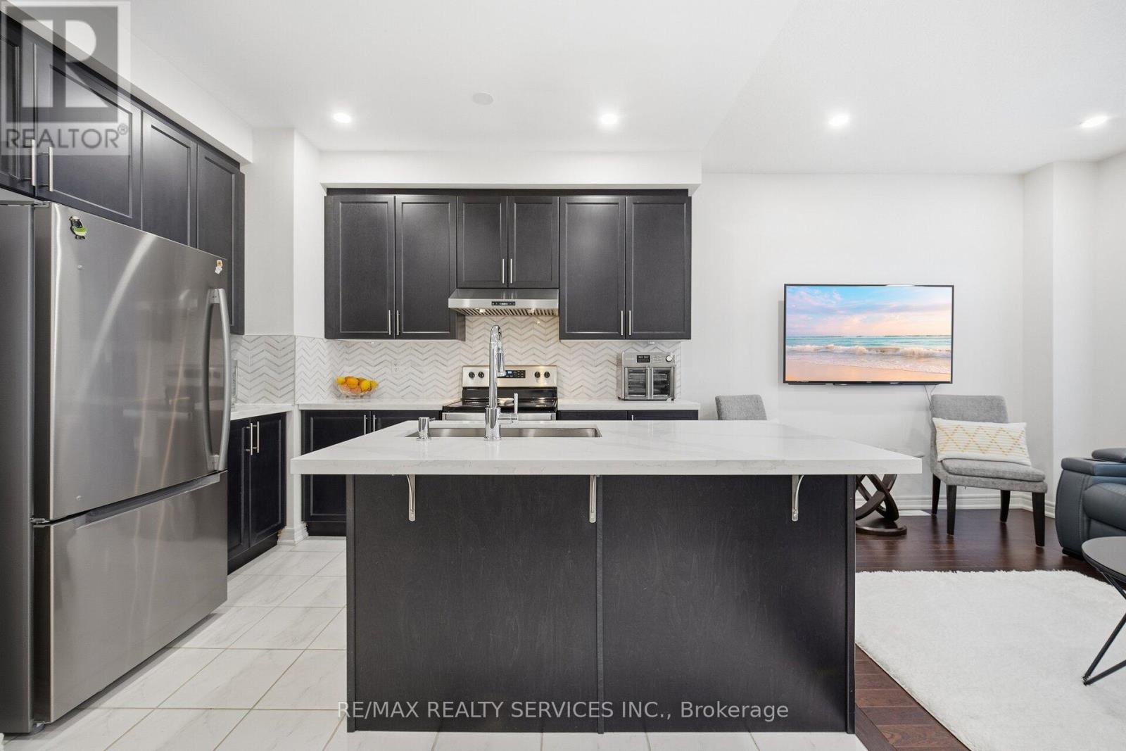 127 Adventura Road, Brampton, Ontario  L7A 5A7 - Photo 7 - W12762962