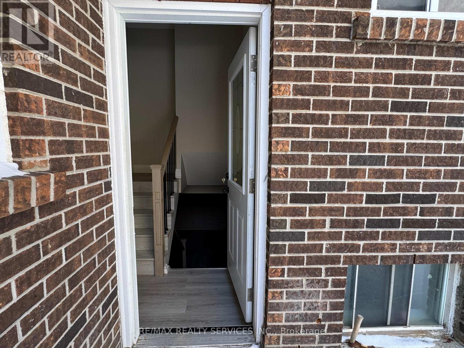(Basement Unit) - 52 Centre Street N, Brampton, Ontario  L6V 1T2 - Photo 2 - W12763032