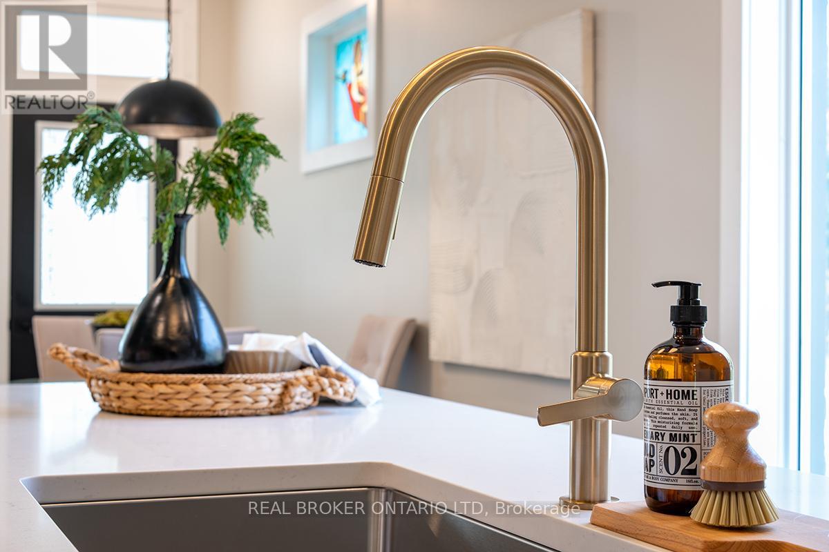 Photo 11 of 25 for 62 Barker Street