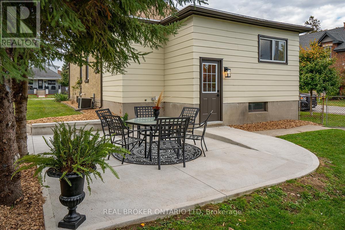 Photo 23 of 25 for 62 Barker Street