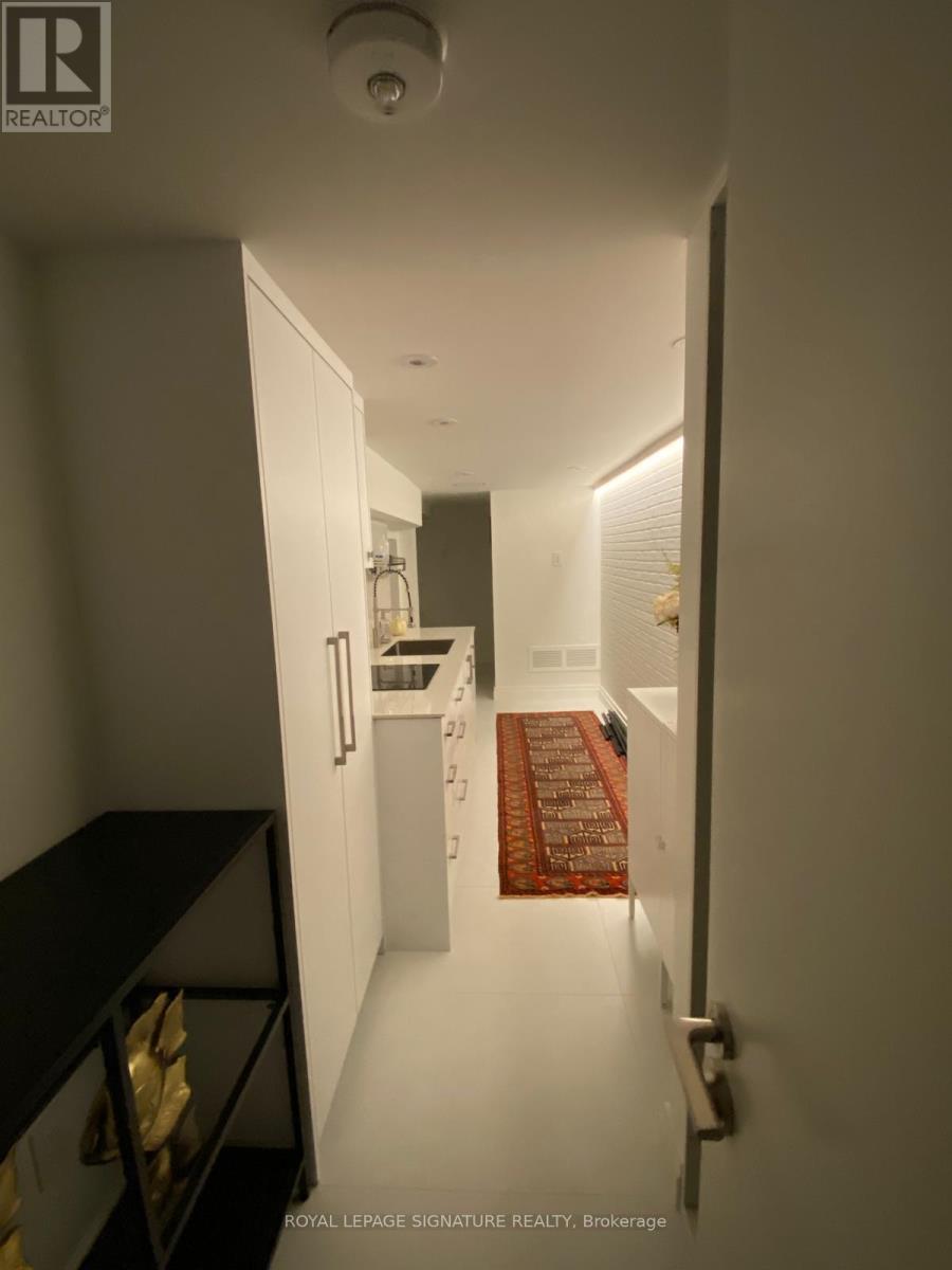 Bacholor - 19 Teddington Park Avenue, Toronto, Ontario  M4N 2C4 - Photo 2 - C12763076