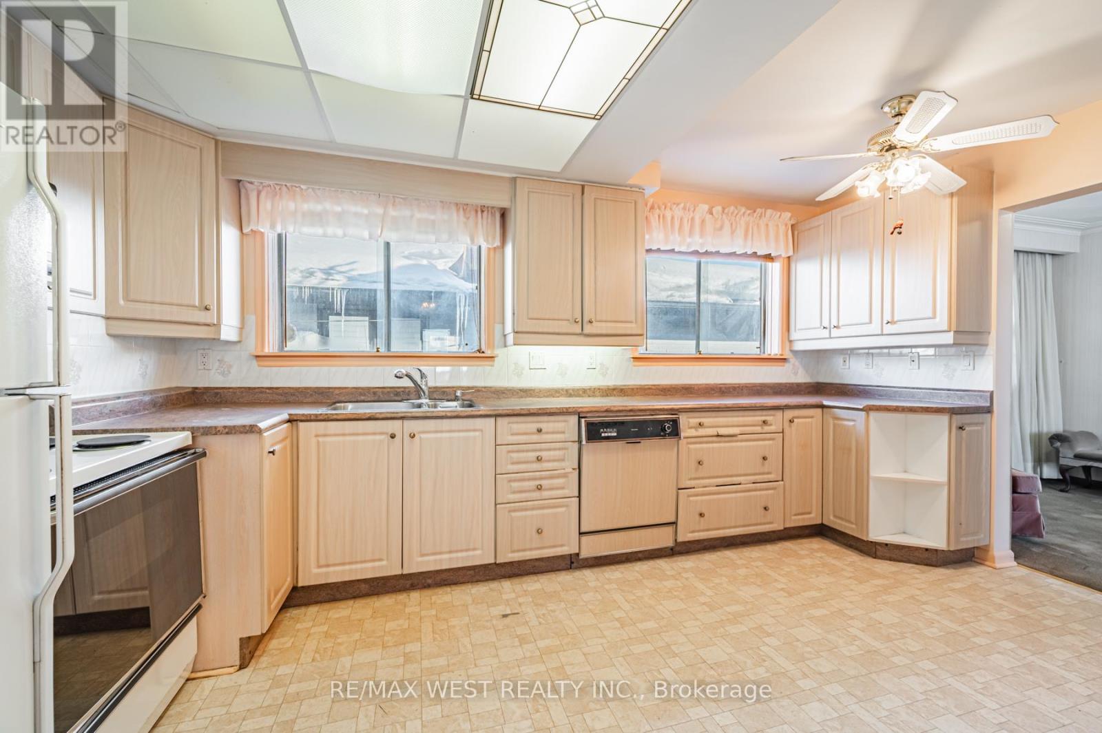 158 Cass Avenue, Toronto, Ontario  M1T 2B7 - Photo 3 - E12763238