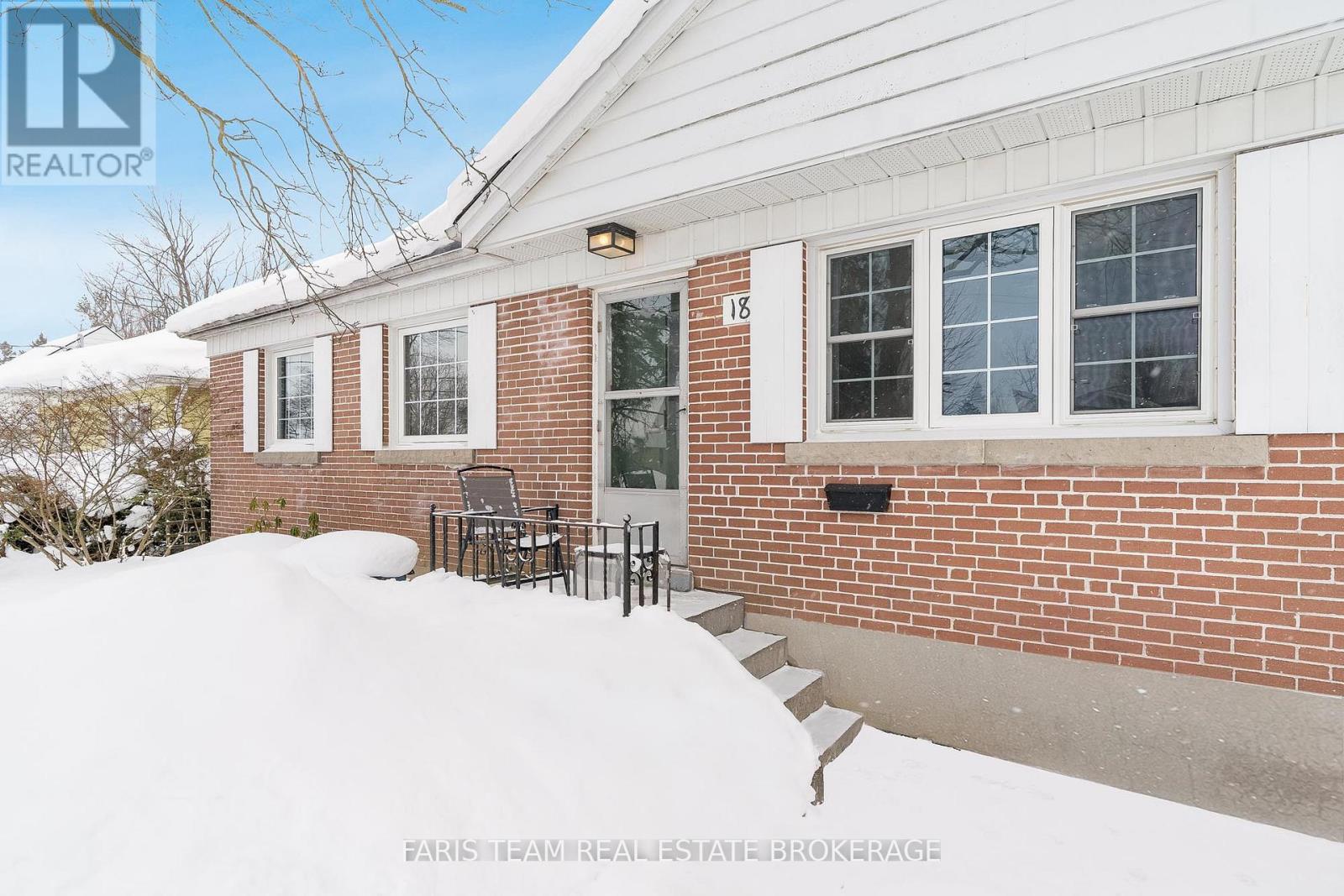 18 Newton Street, Barrie (Wellington), Ontario  L4M 3N3 - Photo 4 - S12763228