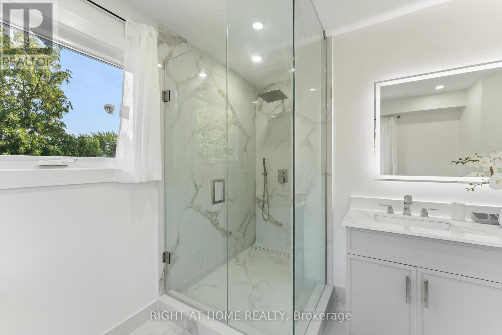 Room G - 1186 Glenashton Drive, Oakville, Ontario  L6H 5L7 - Photo 15 - W12763208