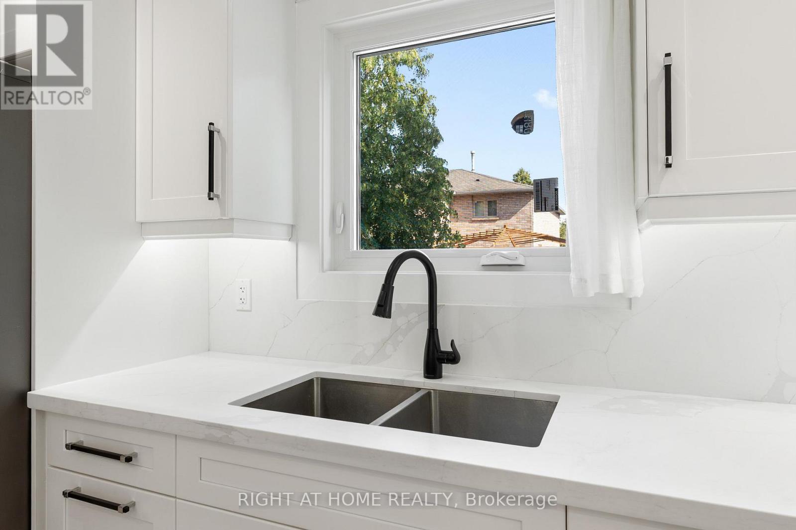 Room G - 1186 Glenashton Drive, Oakville, Ontario  L6H 5L7 - Photo 8 - W12763208