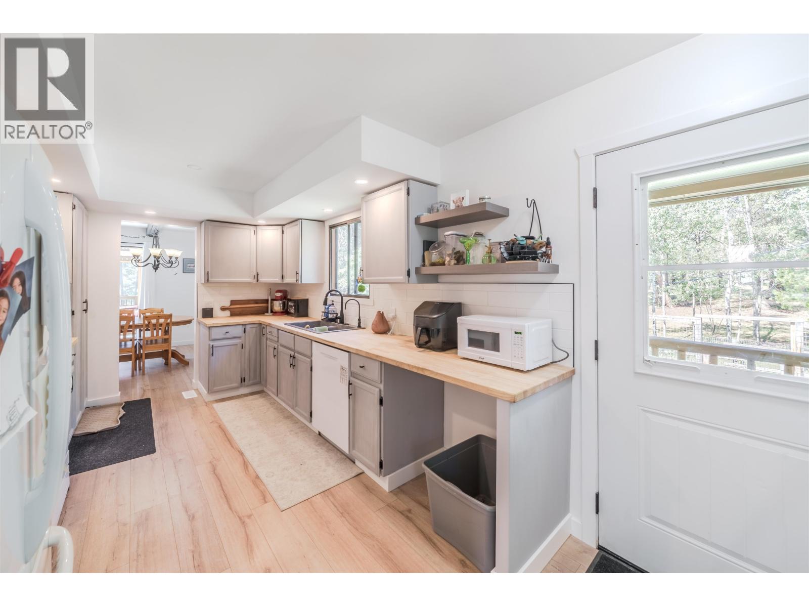 4927 Gloinnzun Crescent, 108 Mile Ranch, British Columbia  V0K 2Z0 - Photo 6 - R3087127