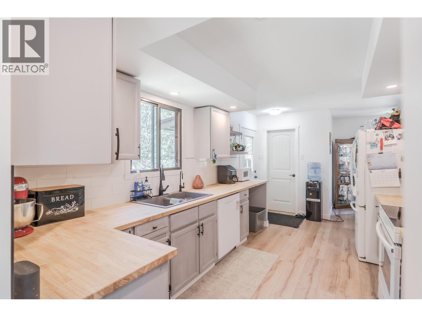 4927 Gloinnzun Crescent, 108 Mile Ranch, British Columbia  V0K 2Z0 - Photo 7 - R3087127