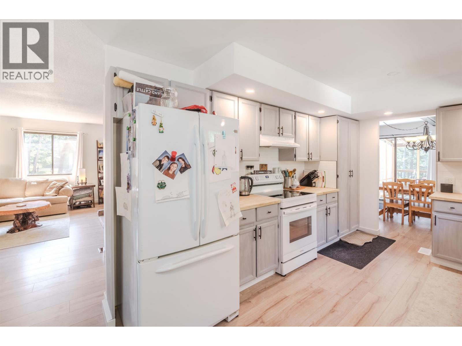 4927 Gloinnzun Crescent, 108 Mile Ranch, British Columbia  V0K 2Z0 - Photo 8 - R3087127