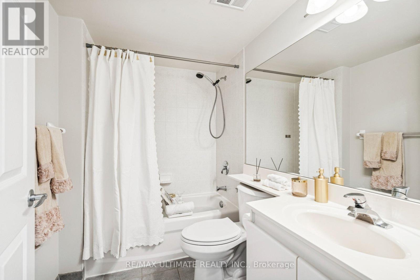 720 - 230 Queens Quay W, Toronto (Waterfront Communities), Ontario  M5J 2Y7 - Photo 19 - C12762024