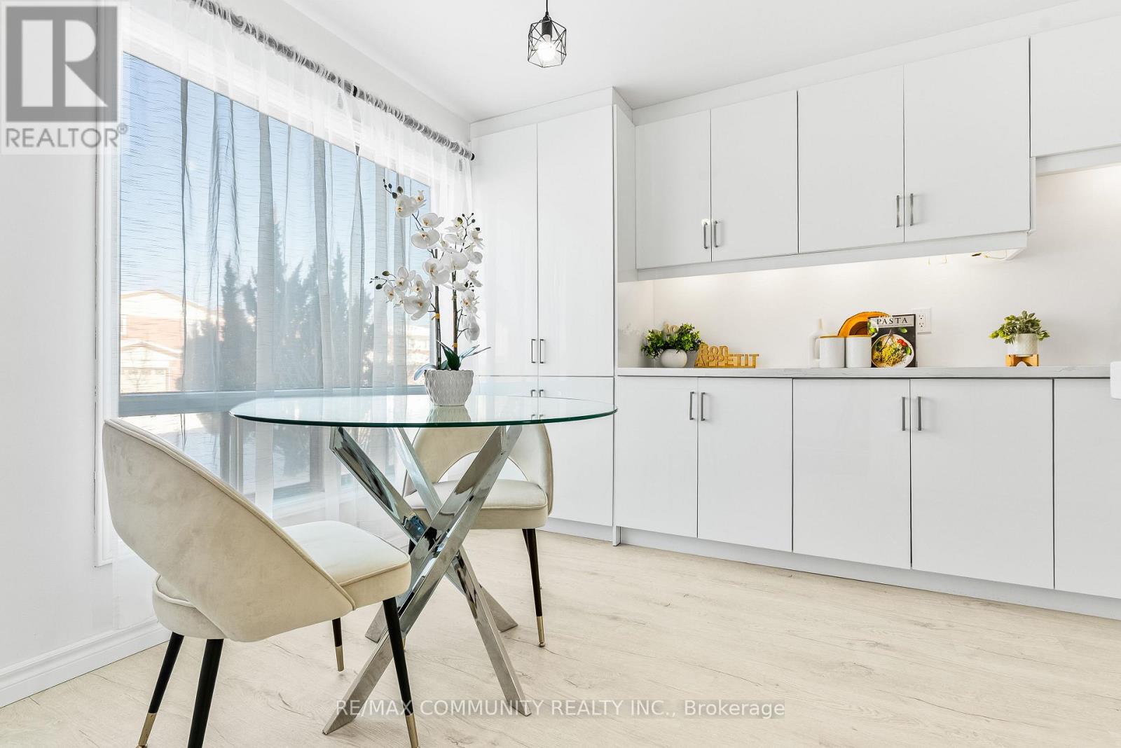 42 Kay Drive, Toronto, Ontario  M9V 4V6 - Photo 4 - W12763112