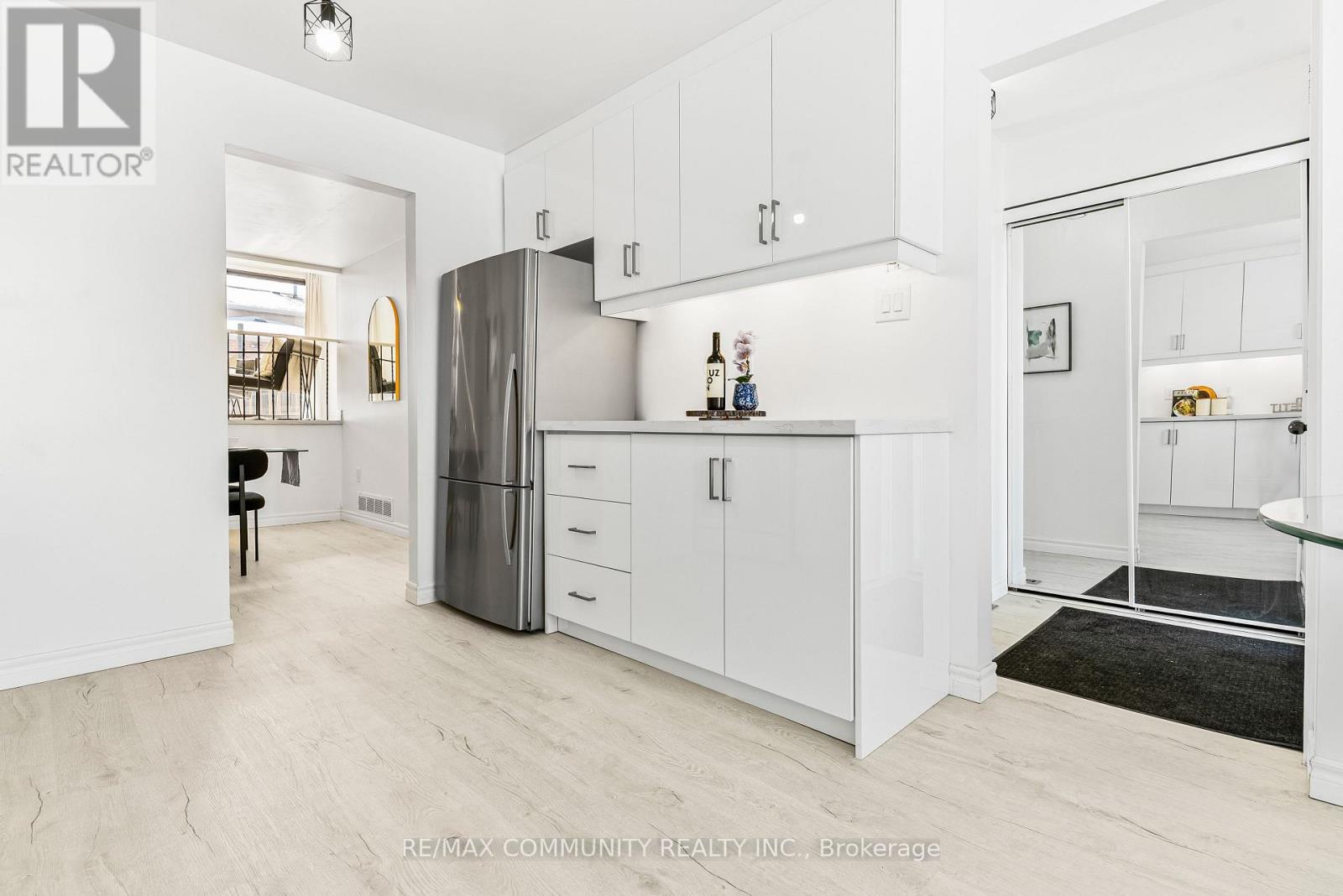 42 Kay Drive, Toronto, Ontario  M9V 4V6 - Photo 6 - W12763112