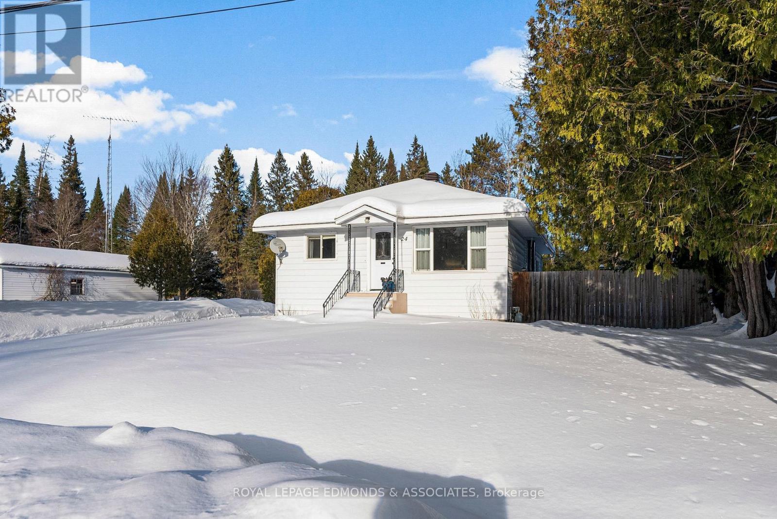 24 Ottawa Street, Laurentian Hills, Ontario  K0J 1J0 - Photo 37 - X12763304