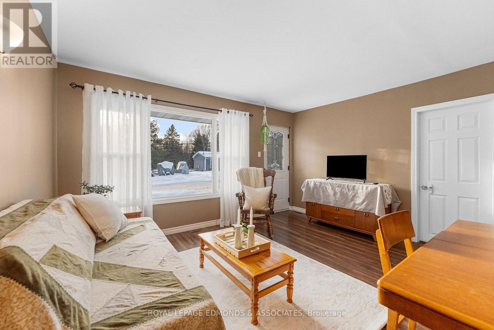 24 Ottawa Street, Laurentian Hills, Ontario  K0J 1J0 - Photo 9 - X12763304