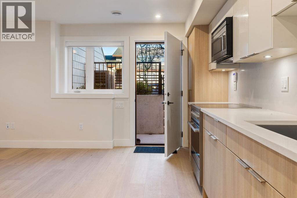 1 1933 Templeton Drive, Vancouver, British Columbia  V5N 4V9 - Photo 3 - R3087064