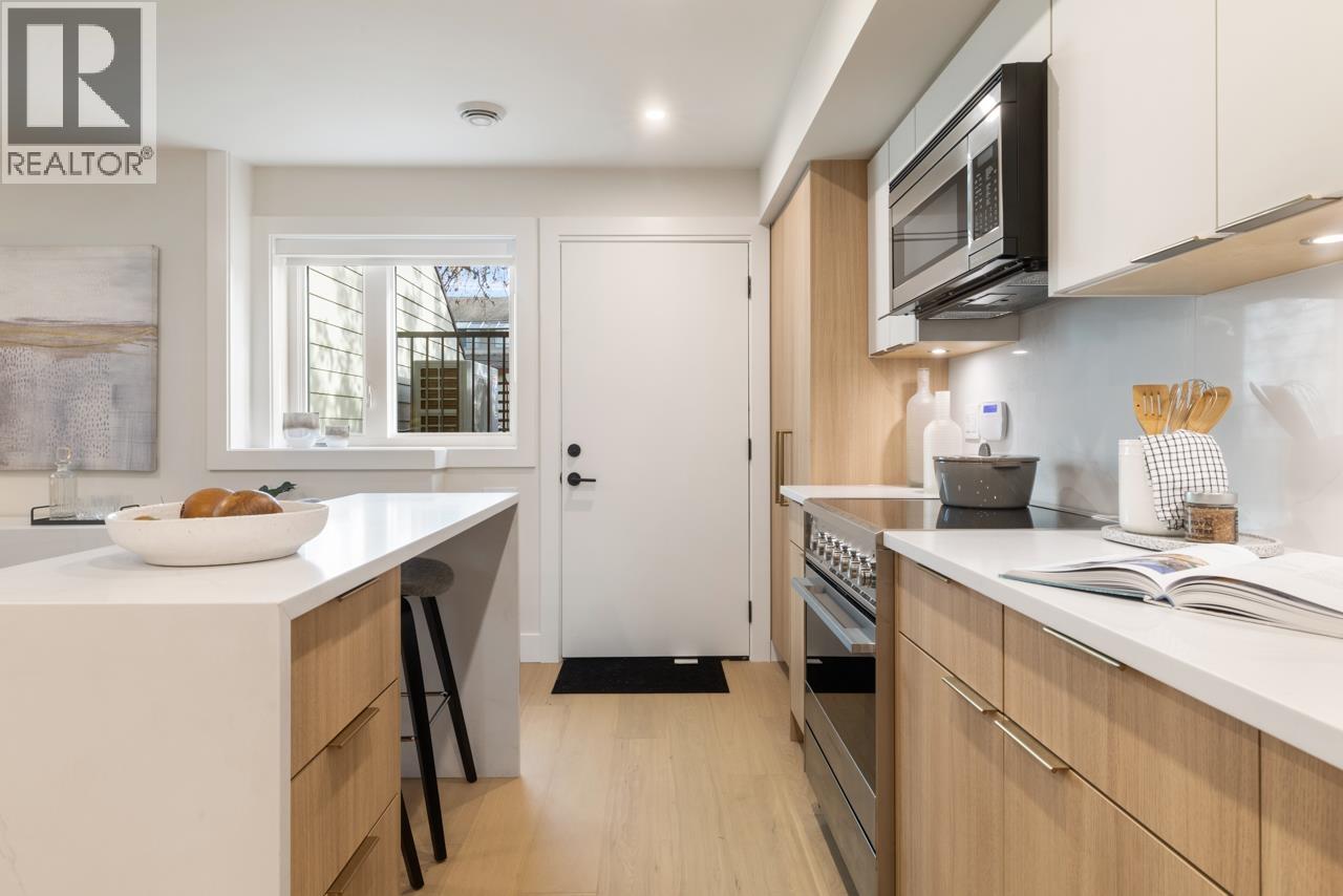 1 1937 Templeton Drive, Vancouver, British Columbia  V5N 4V9 - Photo 2 - R3087080