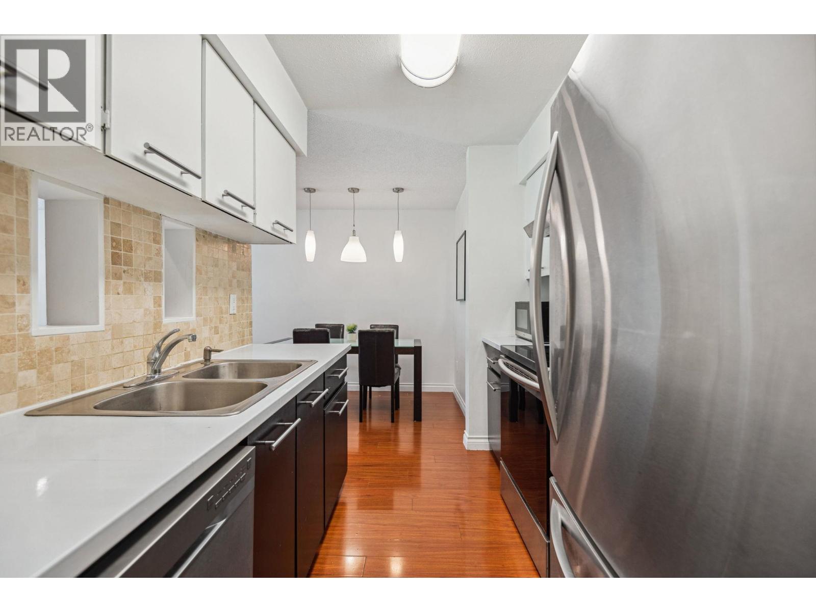 Listing Picture 7 of 26 : 101 9857 MANCHESTER DRIVE, Burnaby / 本拿比 - 魯藝地產 Yvonne Lu Group - MLS Medallion Club Member