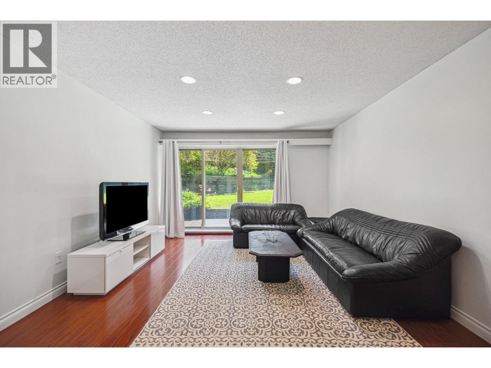 Listing Picture 3 of 26 : 101 9857 MANCHESTER DRIVE, Burnaby / 本拿比 - 魯藝地產 Yvonne Lu Group - MLS Medallion Club Member