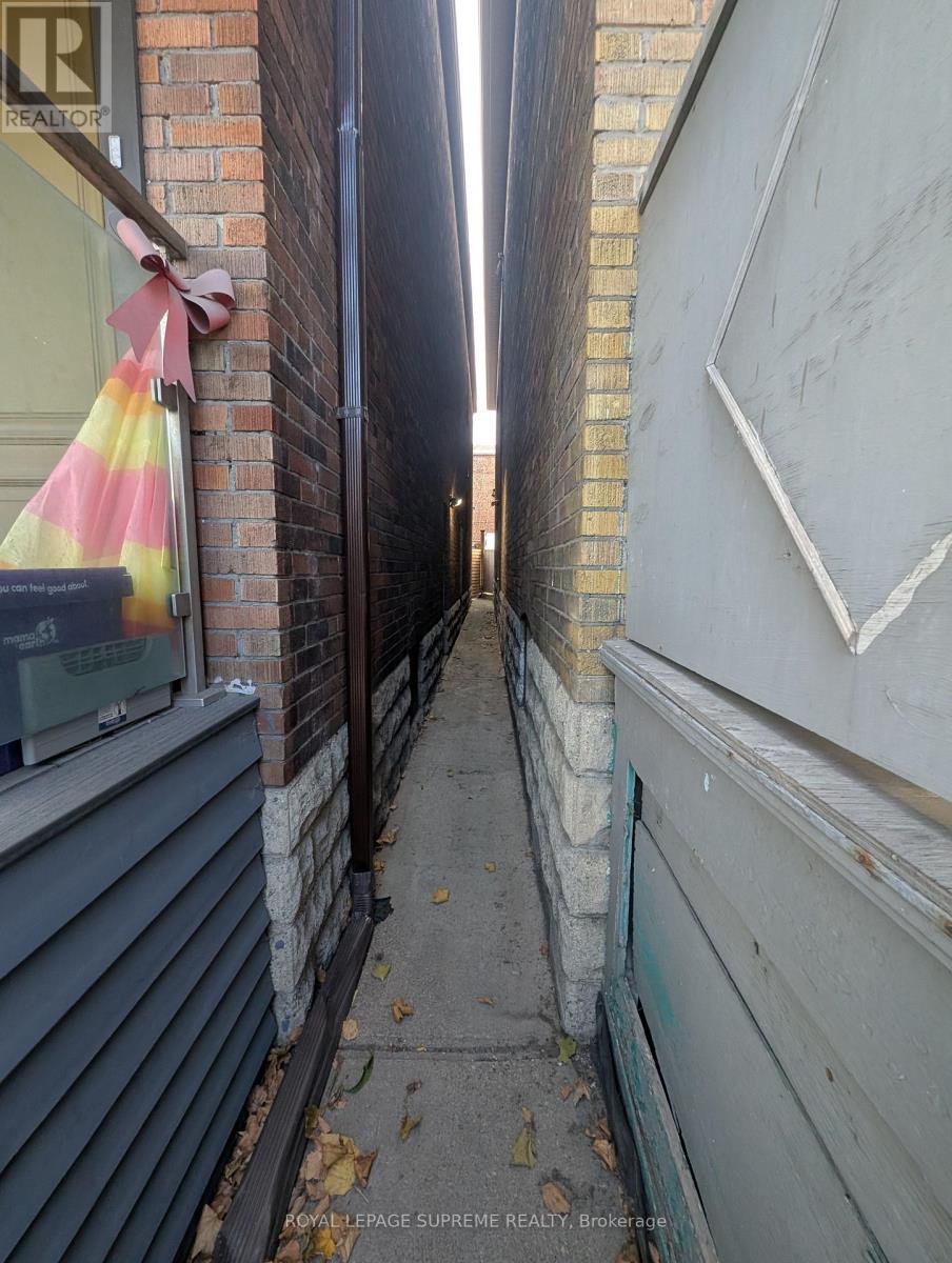 Lower - 2132 Dundas Street, Toronto, Ontario  M6R 1X2 - Photo 2 - W12763310