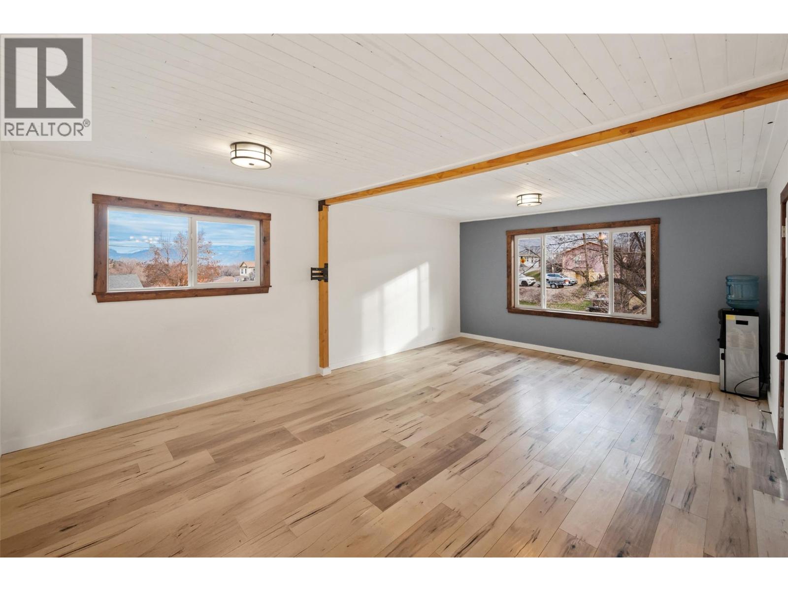 6470 Hollow Street Oliver Photo 4