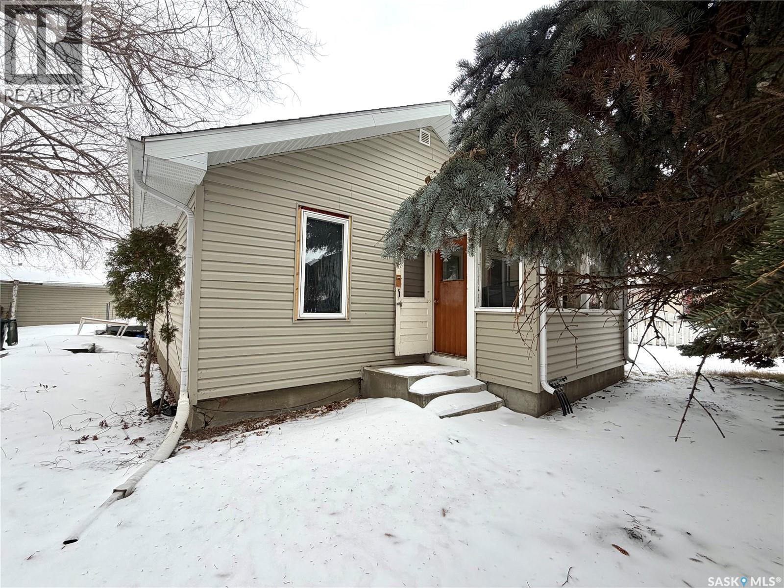 191 27th Street, Battleford, Saskatchewan  S0M 0E0 - Photo 1 - SK028024