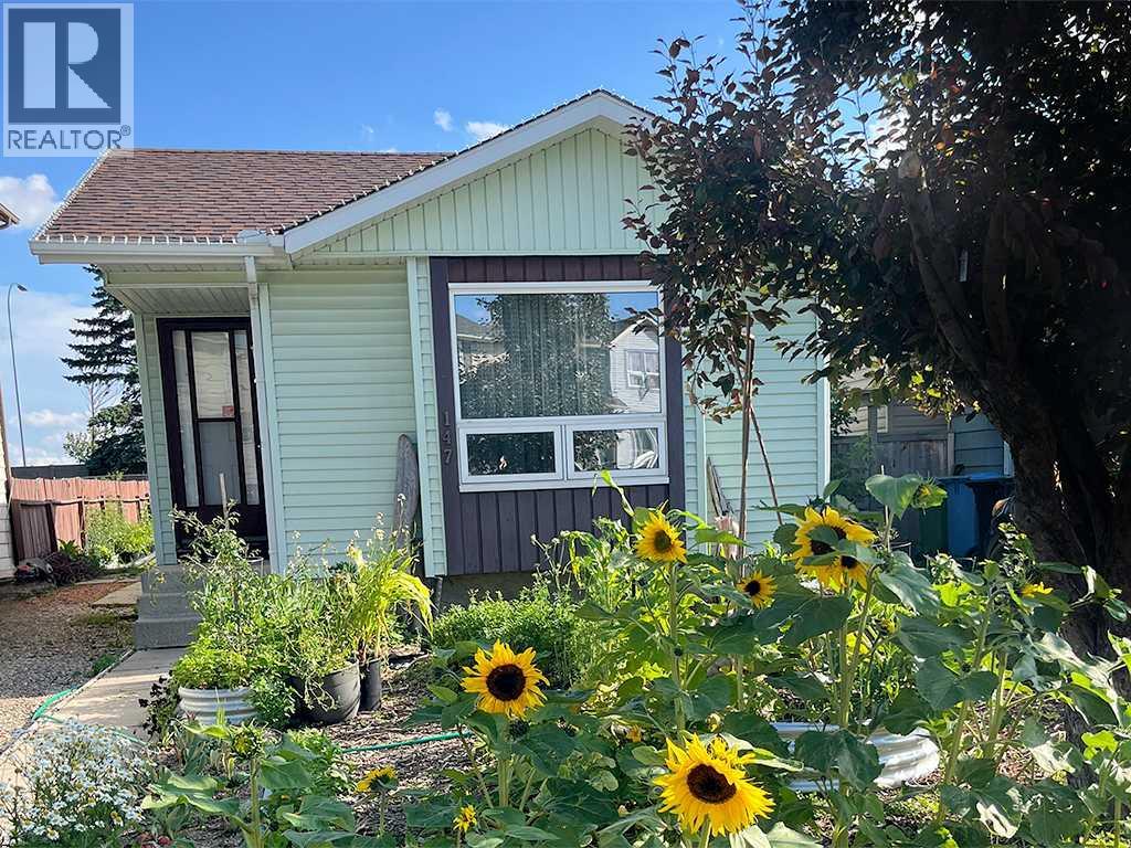 147 Erin Ridge Road Se, Calgary, Alberta  T2B 2W2 - Photo 1 - A2284198