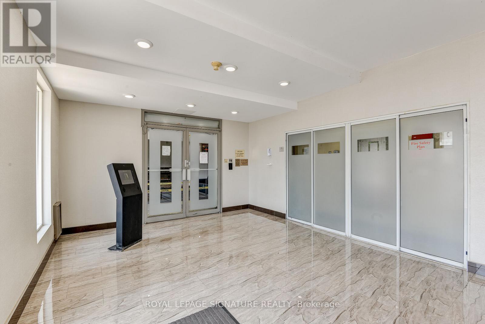 1516 - 145 Hillcrest Avenue, Mississauga, Ontario  L5B 3Z1 - Photo 3 - W12762926