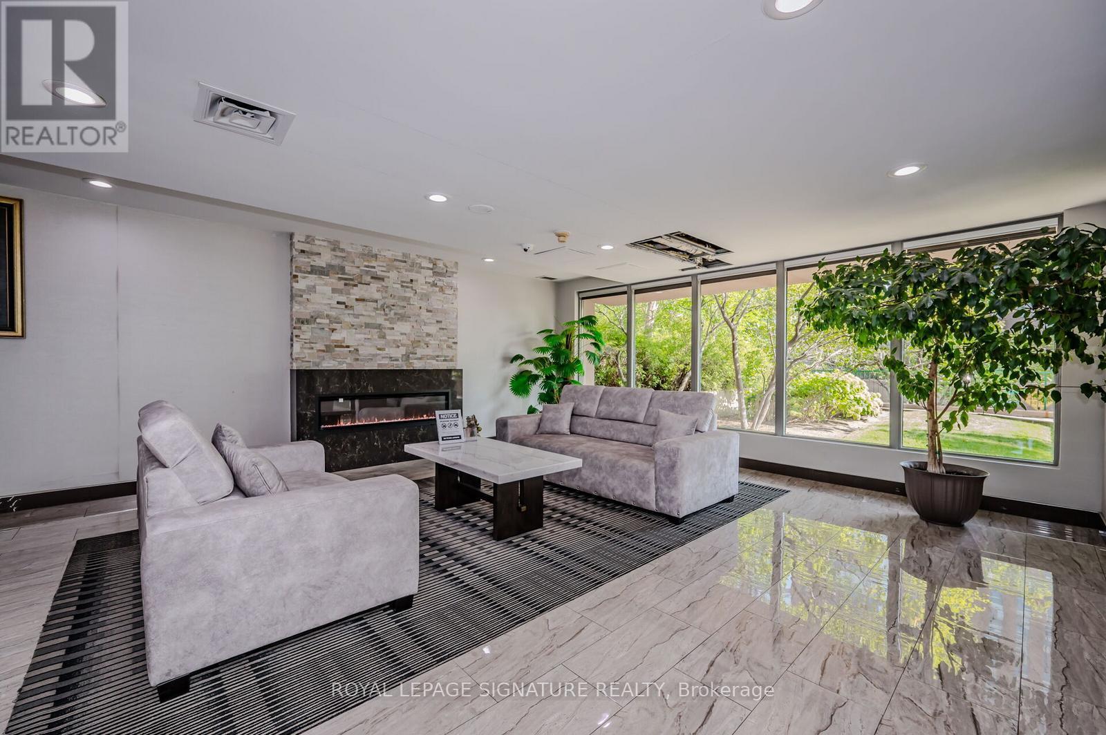 1516 - 145 Hillcrest Avenue, Mississauga, Ontario  L5B 3Z1 - Photo 4 - W12762926