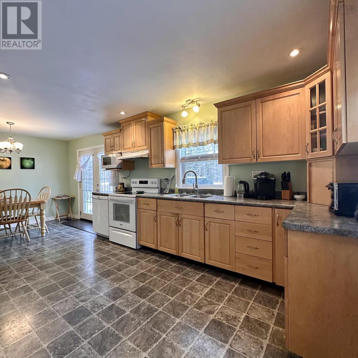 213 Alexandra Avenue, Bridgewater, Nova Scotia  B4V 1H7 - Photo 2 - 202602204