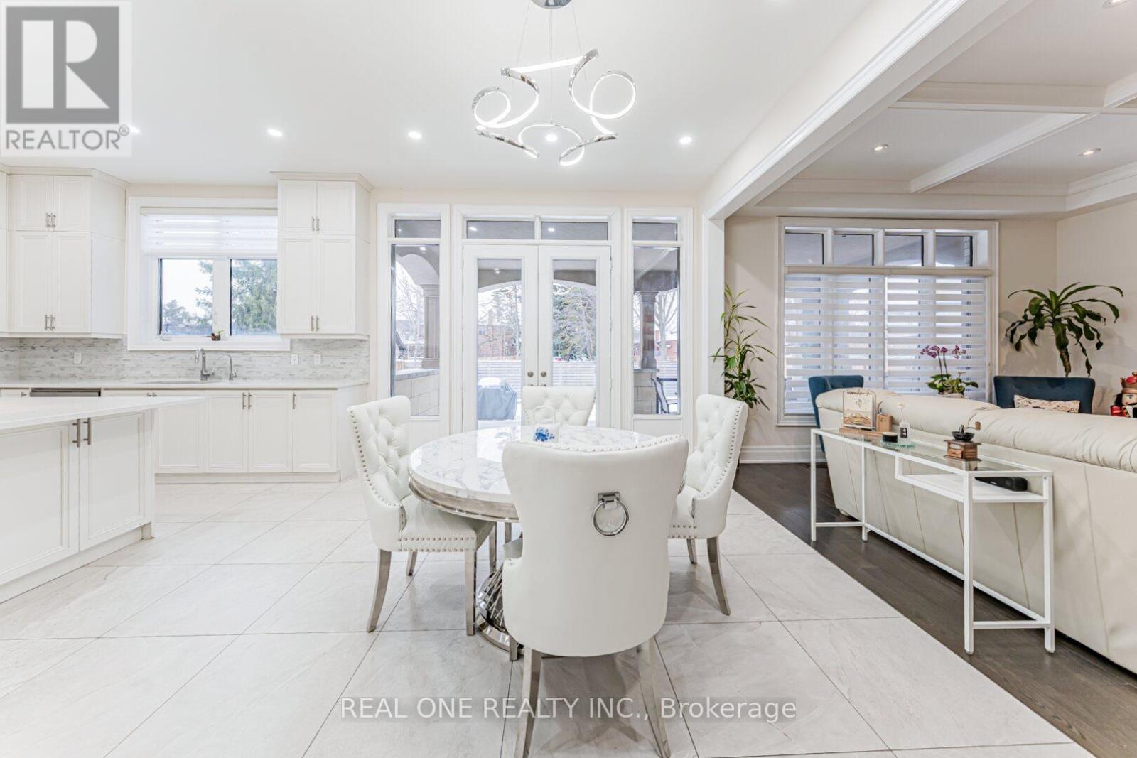 45 Shining Willow Court, Richmond Hill, Ontario  L4C 5N6 - Photo 17 - N12763436