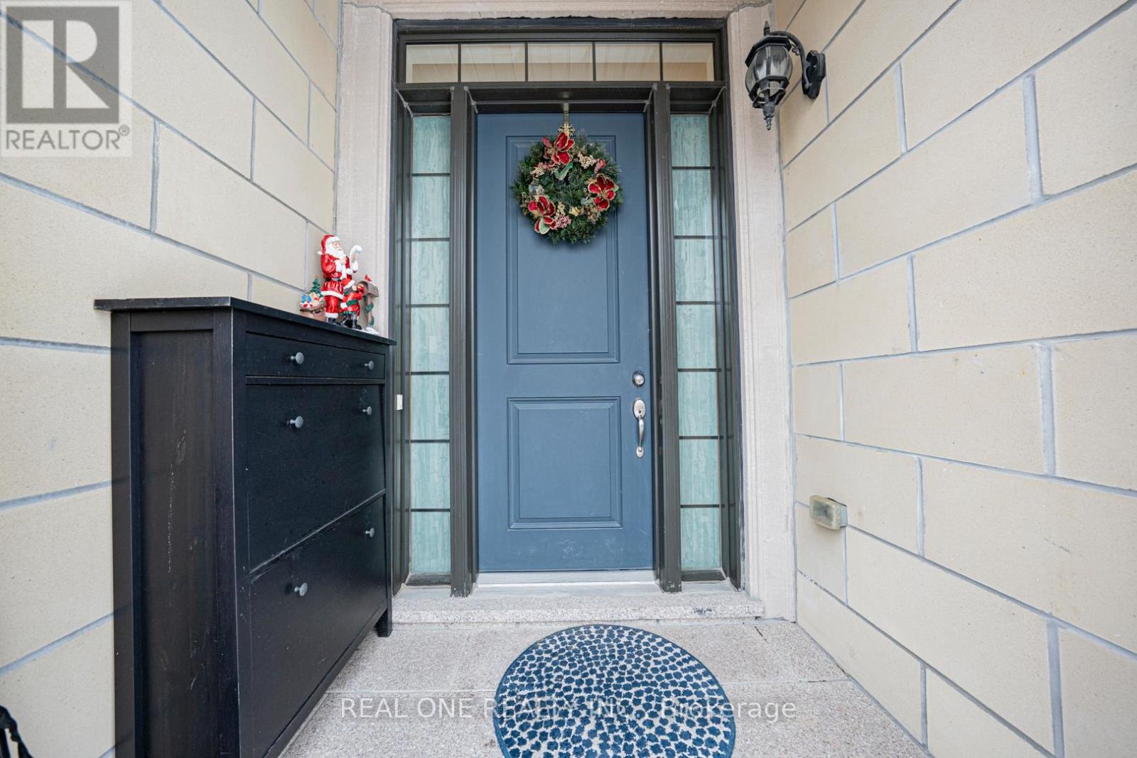 45 Shining Willow Court, Richmond Hill, Ontario  L4C 5N6 - Photo 2 - N12763436