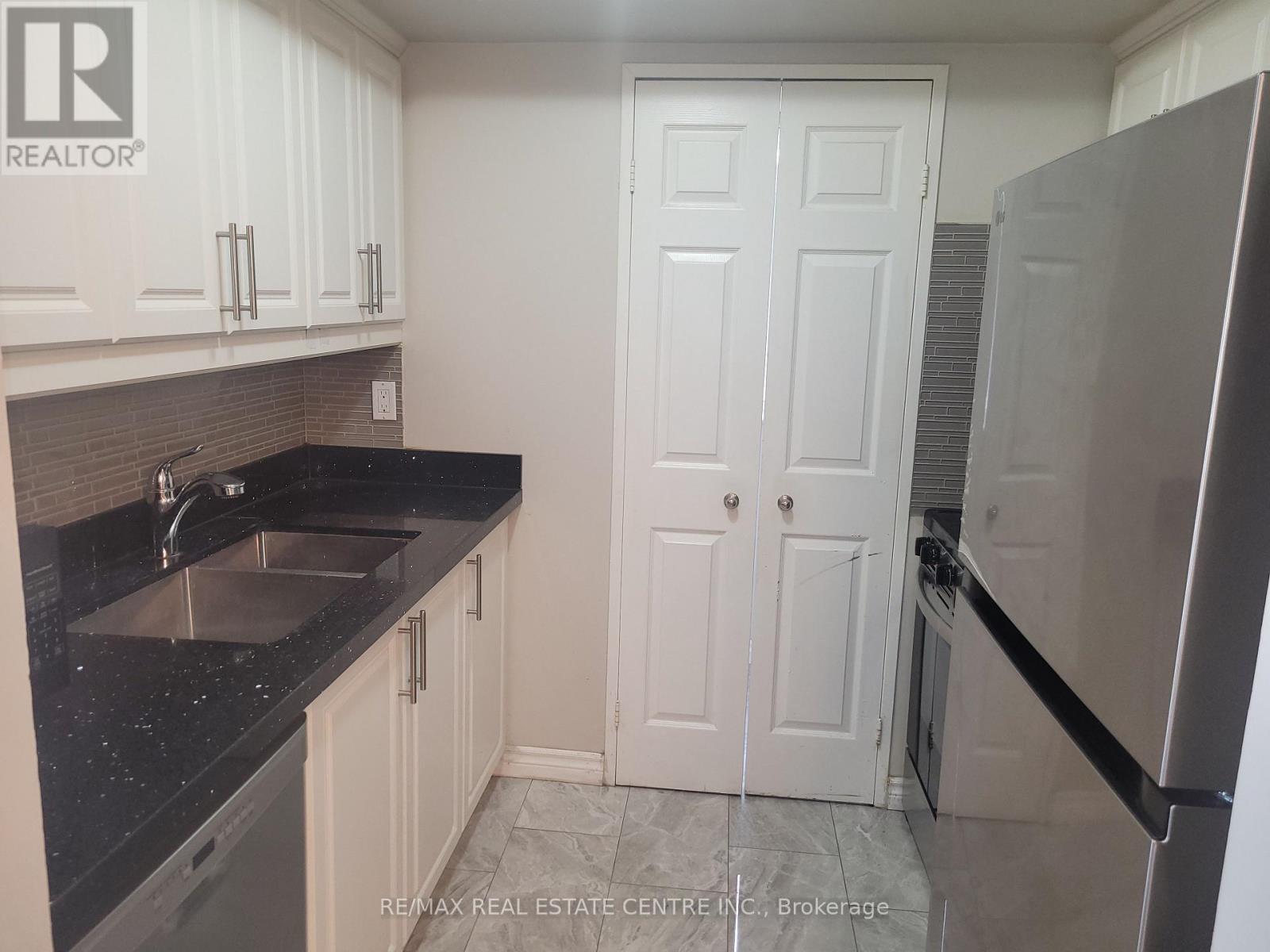 209 - 285 Enfield Place, Mississauga, Ontario  L5B 4L8 - Photo 4 - W12763560