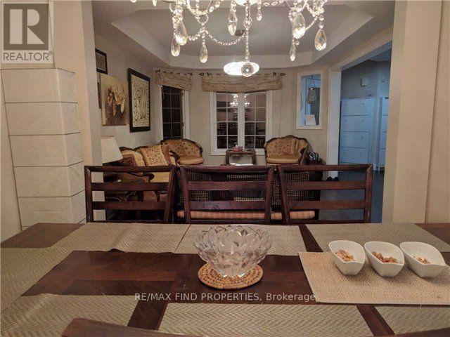 Upper Portion 2 Floors - 2406 Yorktown Circle, Mississauga, Ontario  L5M 5Y2 - Photo 10 - W12763592