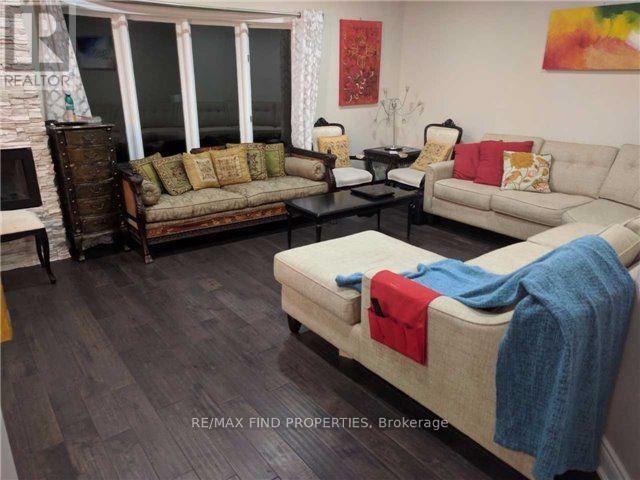 Upper Portion 2 Floors - 2406 Yorktown Circle, Mississauga, Ontario  L5M 5Y2 - Photo 6 - W12763592