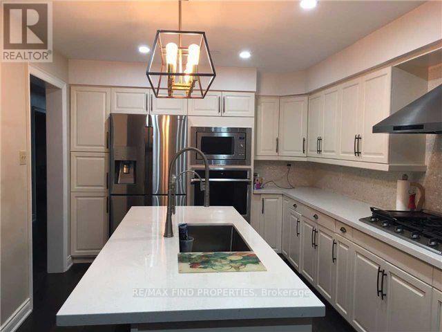 Upper Portion 2 Floors - 2406 Yorktown Circle, Mississauga, Ontario  L5M 5Y2 - Photo 8 - W12763592