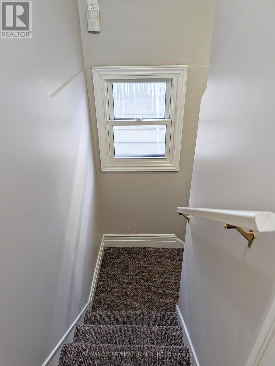 Upper - 12 East 24th Street, Hamilton, Ontario  L8V 2X7 - Photo 6 - X12763524