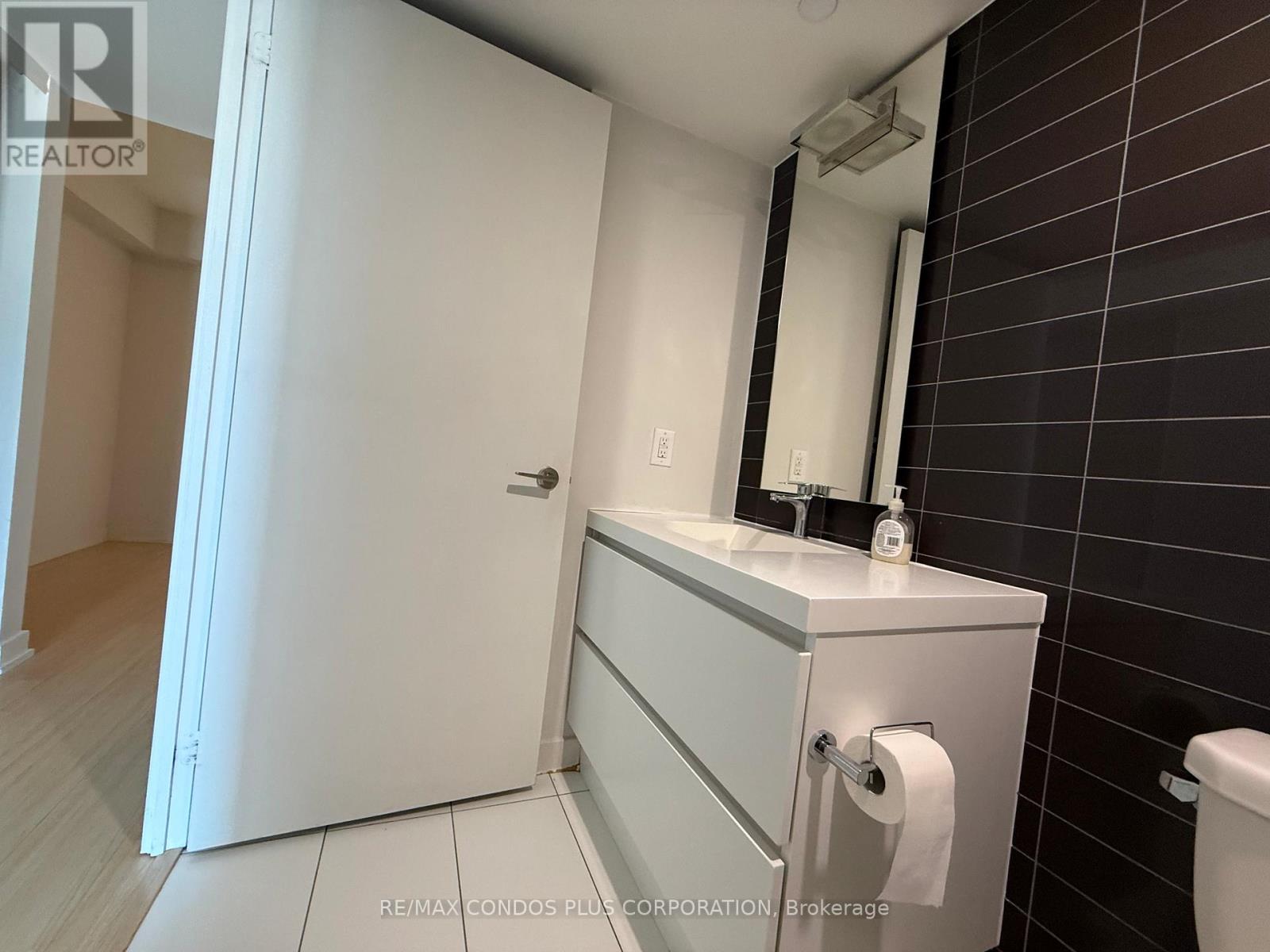 2502 - 75 Queens Wharf Road, Toronto, Ontario  M5V 0J8 - Photo 21 - C12611188