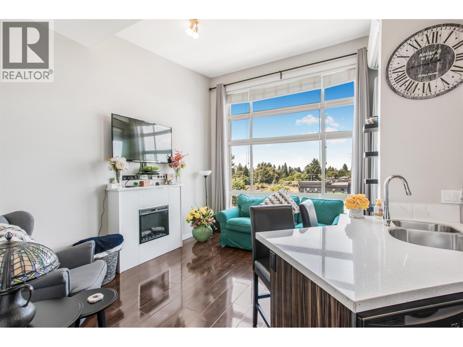 604 22318 Lougheed Highway, Maple Ridge, British Columbia  V2X 2T4 - Photo 1 - R3087116