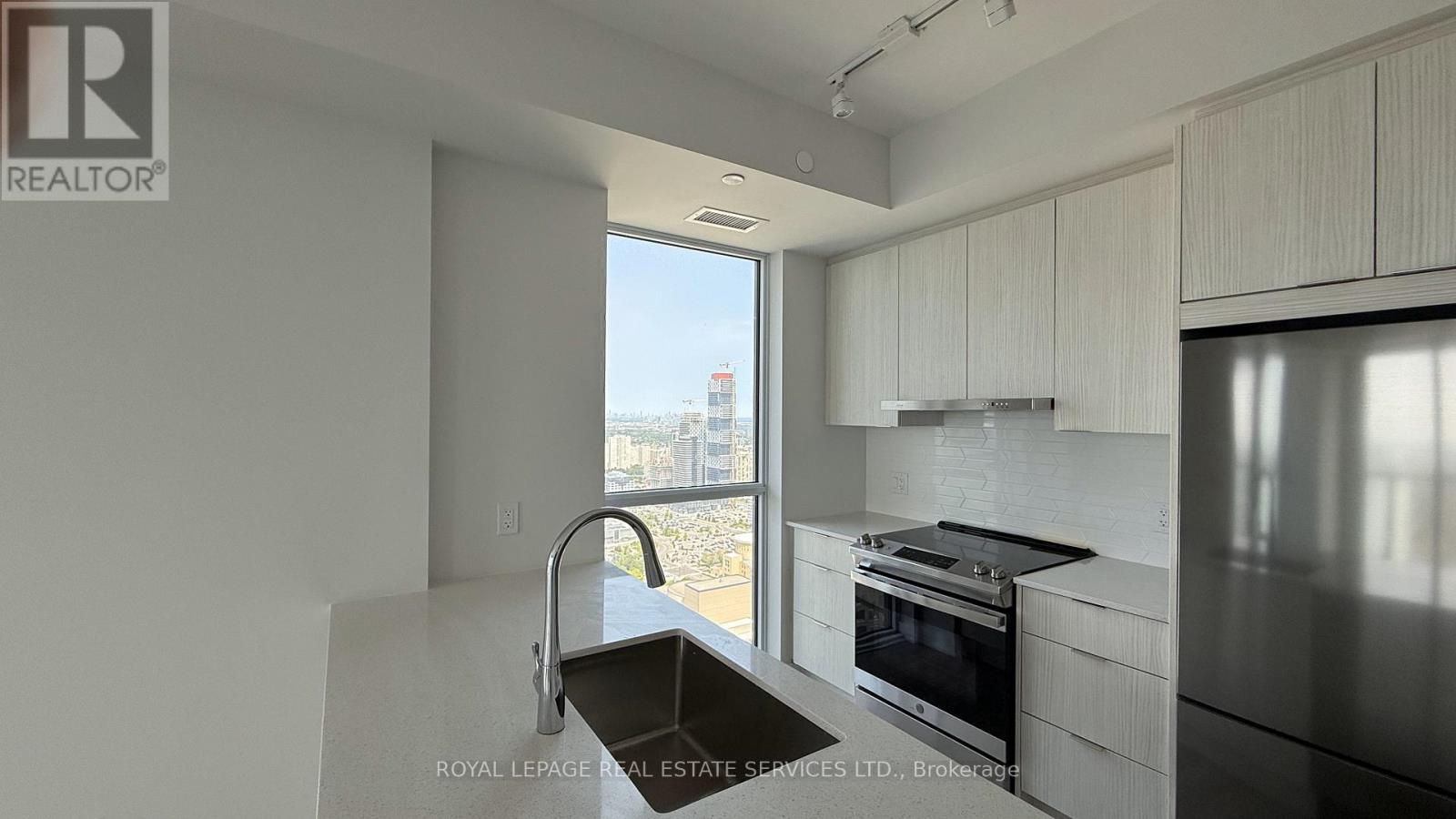 3811 - 430 Square One Drive, Mississauga, Ontario  L5B 0L6 - Photo 12 - W12763730