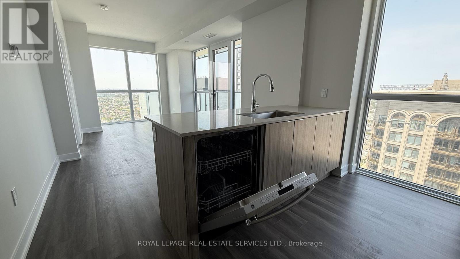 3811 - 430 Square One Drive, Mississauga, Ontario  L5B 0L6 - Photo 5 - W12763730